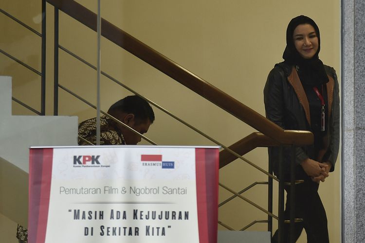 Bupati Kukar Rita Widyasari ketika keluar dari ruang pemeriksaan KPK