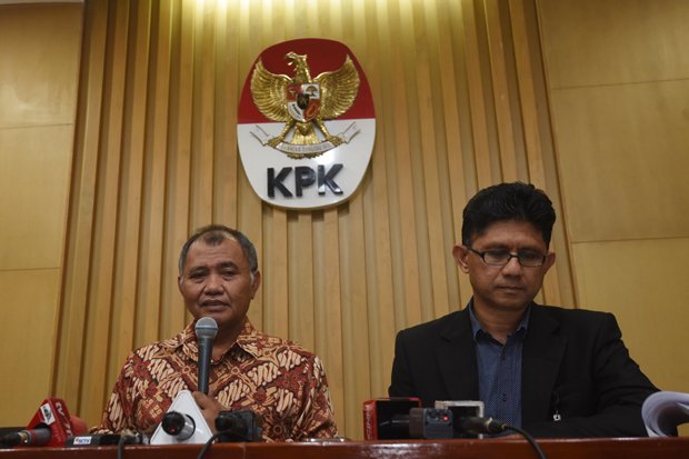 Ketua KPK Agus Raharjo (kiri) bersama Wakil Ketua Laode M Syarif (kanan) di gedung KPK, Jalan Kuningan Persada, Jakarta Selatan, Sabtu, 7 Oktober 2017. (Foto: Sindonews)