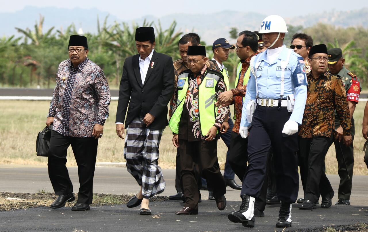 Gubernur Jatim Soekarwo bersama Presiden RI Jokowi dan Ulama Tokoh Masyarakat Hadir di acara Hari Perdamaian Dunia di PP.An Nuqoyah Sumenep, Sabtu, 8 Oktober 2017. (Foto: Istimewa)