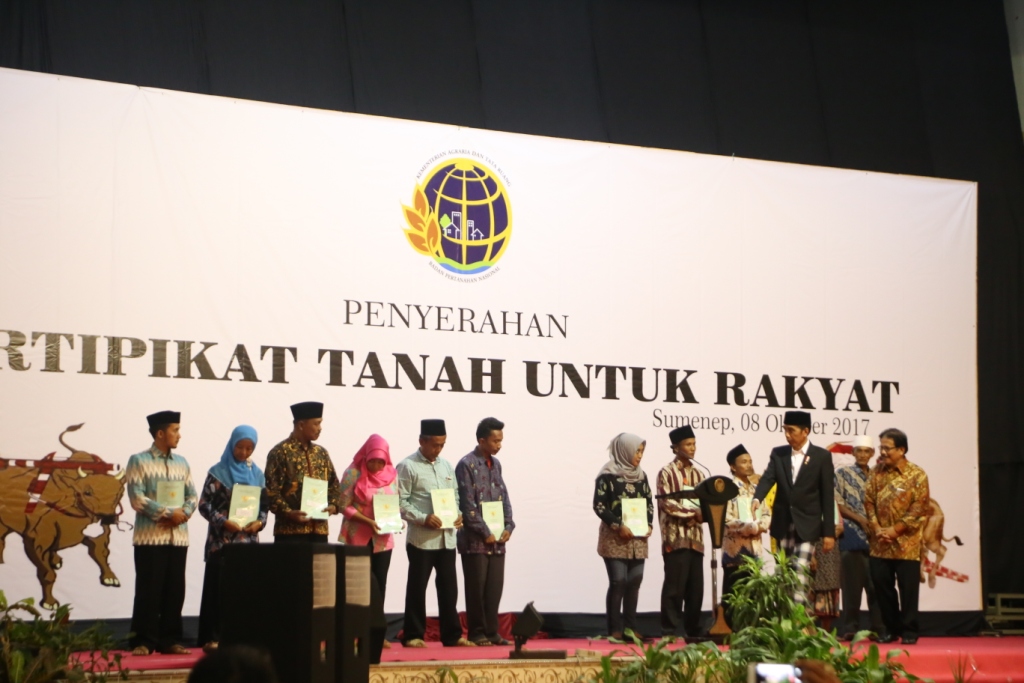 residen Joko Widodo (Jokowi) didampingi Gubernur Jatim Soekarwo, (Pakde Karwo) menyerahkan sertifikat tanah untuk masyarakat se-Madura, di Gedung Ady Poday Sumenep, Minggu, 8 Oktober 2017 sore.