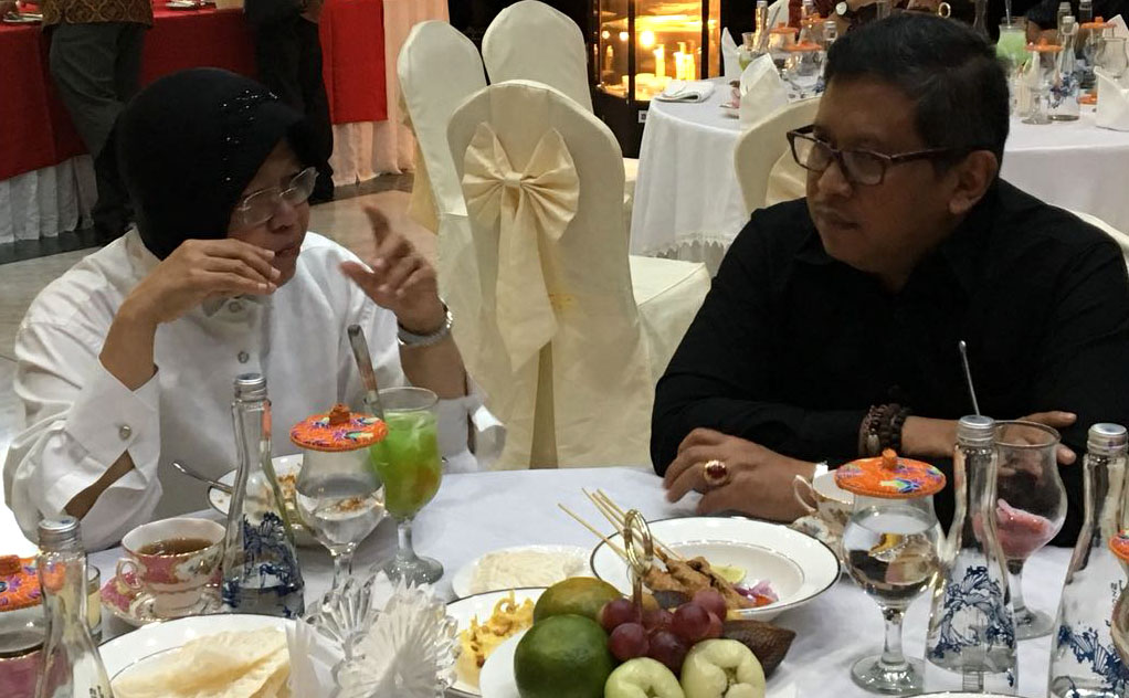 (kiri) Walikota Surabaya Tri Rismaharini berbincang dengan Hasto Kristiyanto Sekjen DPP PDI Perjuangan