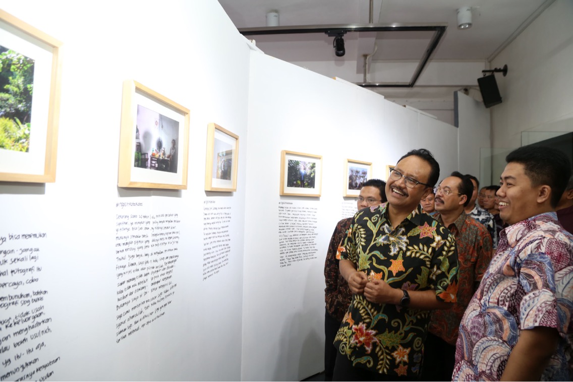 Gus Ipul saat melihat karya-karya seniman di Pameran Seni Rupa Bienalle Jatim, Senin, 9 Oktober 2017. 