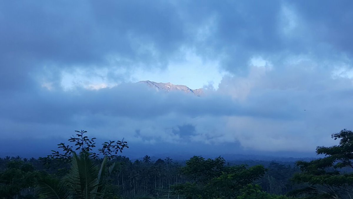 Puncak Gunung Agung di tengah kepungan awan. Belum ada tanda-tanda letusan. Selasa, 10 Oktober 2017. (Foto: Taris/BNPB)