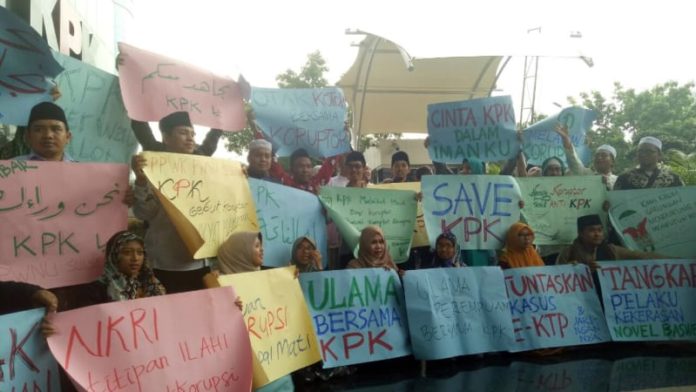 Puluhan kiai dan santri Nahdatul Ulama (NU) memberikan dukungan kepada KPK di depan gedung lembaga anti rasuah itu, Kamis, 12 Oktober 2017. (Foto: Istimewa)