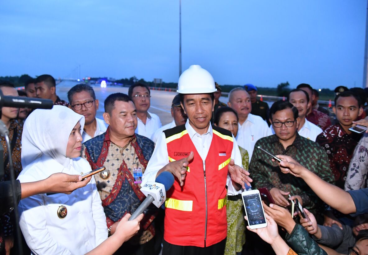 Presiden Joko Widodo memberikan keterangan kepada awak media seusai meresmikan jalan tol pertama yang ada di Sumatra Selatan, pada Kamis, 12 Oktober 2017. (Foto:Biro Pers/Setpres) 