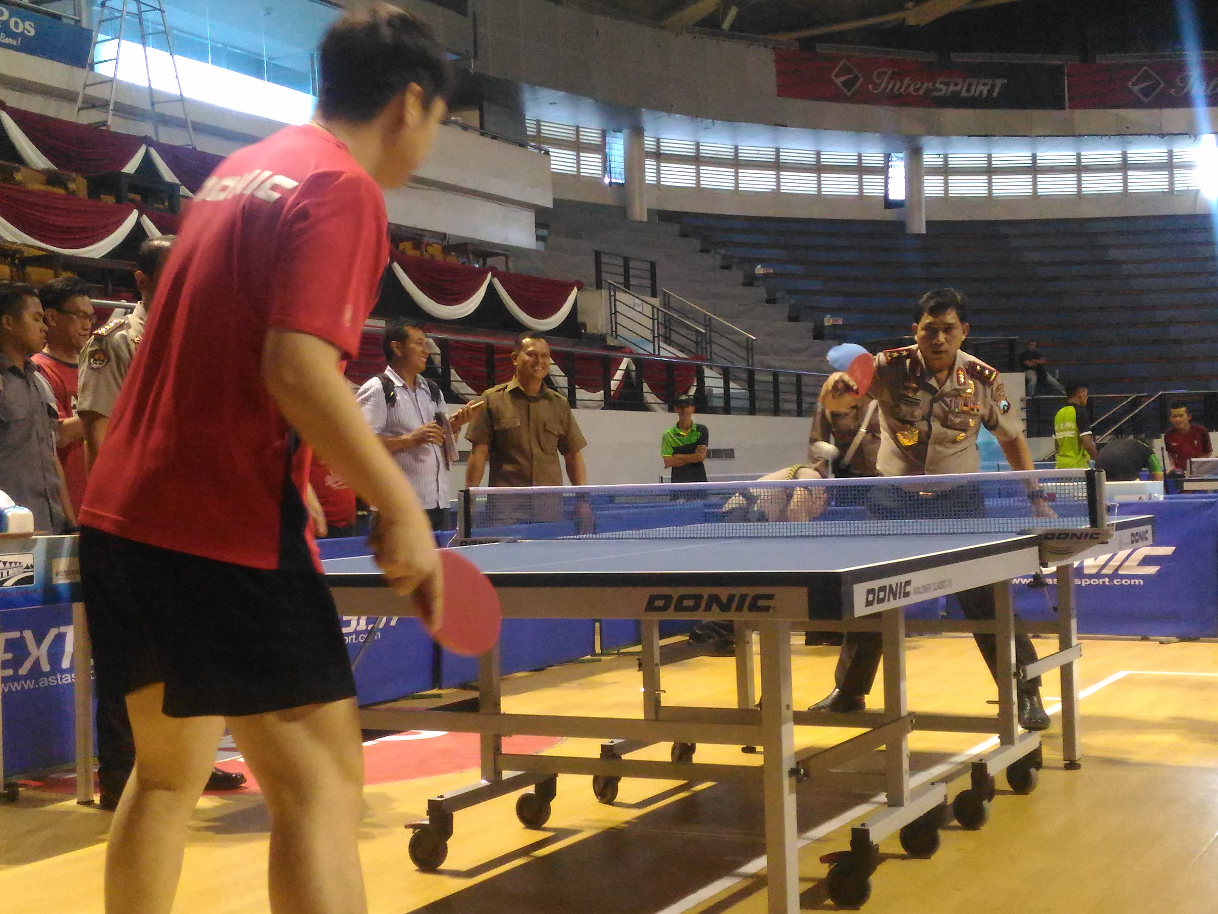 Kapolda Jatim Irjen Pol Drs. Machfud Arifin menjajal arena perlombaan dengan menghadapi atlet Cina. foto:ngopibareng/tom 