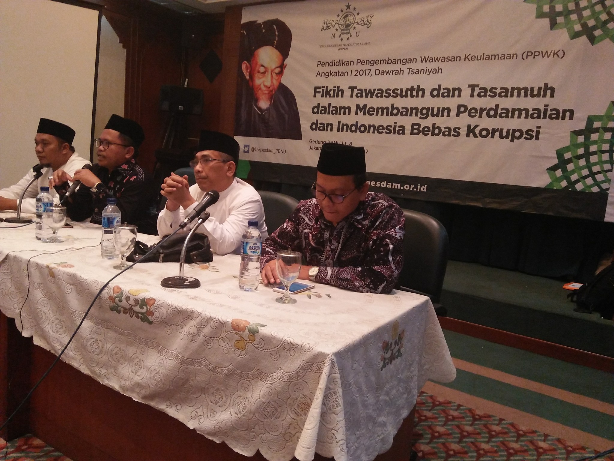 DISKUSI: KH Yahya Cholil Staquf (busana putih, tengah) bersama pembicara lain di PBNU. Jakarta. (foto: ist)