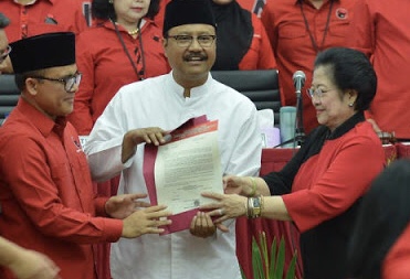 ANAK ANGKAT: Gus Ipul dan Abdullah Azwar Anas menerima surat keputusan pencalonannya sebagai cagub dan cawagu dari Ketua Umum DPP PDI Perjuangan Megawati Soekarnoputri. 