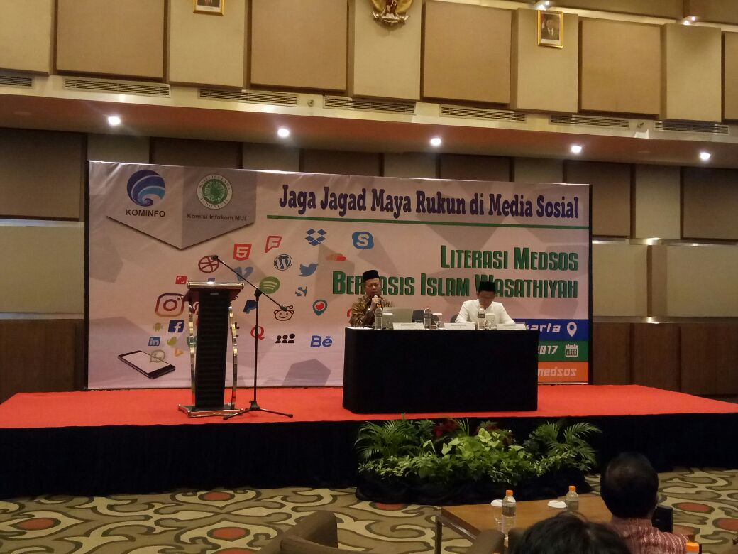 PAPARAN: Yunahar Ilyas, Ketua Pimpinan Pusat Muhammadiyah saat presentasi. (foto: ist)