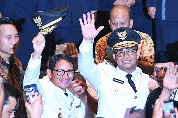 Gubernur DKI Jakarta Anies Baswedan (kanan) dan Wakil Gubernur Sandiaga Uno (kiri). (Foto: Kabar24)