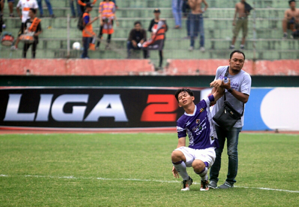 Pemain Persik Kediri terkulai lemas setelah kalah dari PSIR Rembang dalam laga play-off Liga 2, di Stadion Gelora Delta Sidoarjo, tadi petang.foto:ngopibareng.id/tom