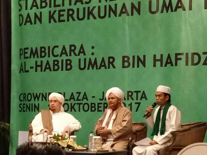 Habib Umar Al-Hafidz (tengah) ketika berceramah di Jakarta. (foto: ist)