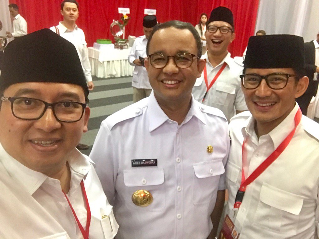 (Dari kiri ke kanan) Fadli Zon, Anies Baswedan, Sandiaga Uno, menghadiri acara Konferensi Nasional Partai Gerindra di Sentul International Convention Center, Bogor, Jawa Barat, Rabu, 18 Oktober 2017. (Foto: Fadli Zon)