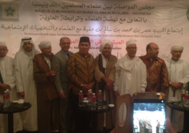 UKHUWAH: Habib Umar al-Hafidz berssama para tokoh Rabithah Alawiyah dan Sekjen PBNU di Jakarta. (foto: ist)