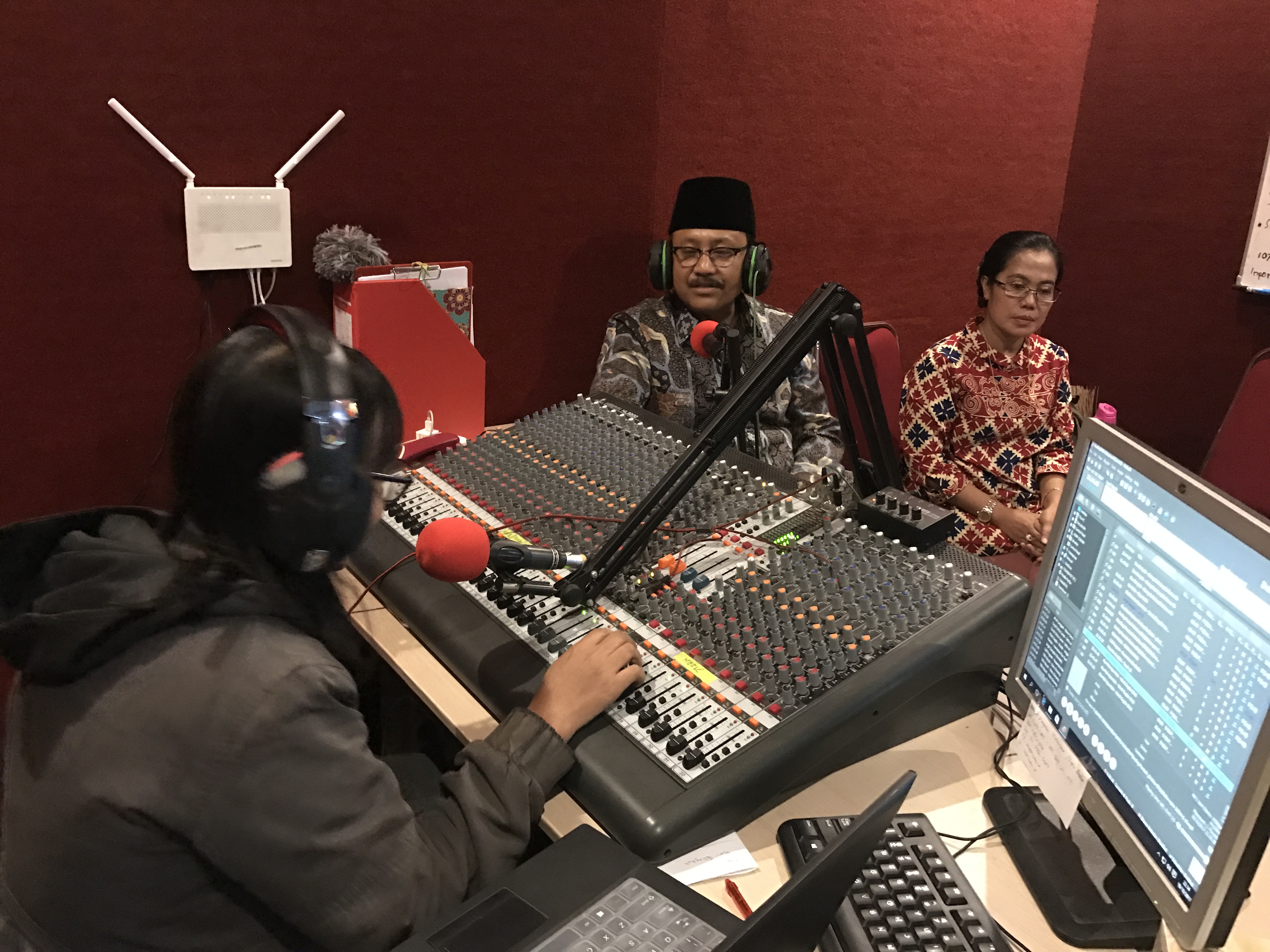 Saifullah Yusuf (Gus Ipul) ketika on air di radio milik PDIP Jawa Timur Rabu (18/10/2017)