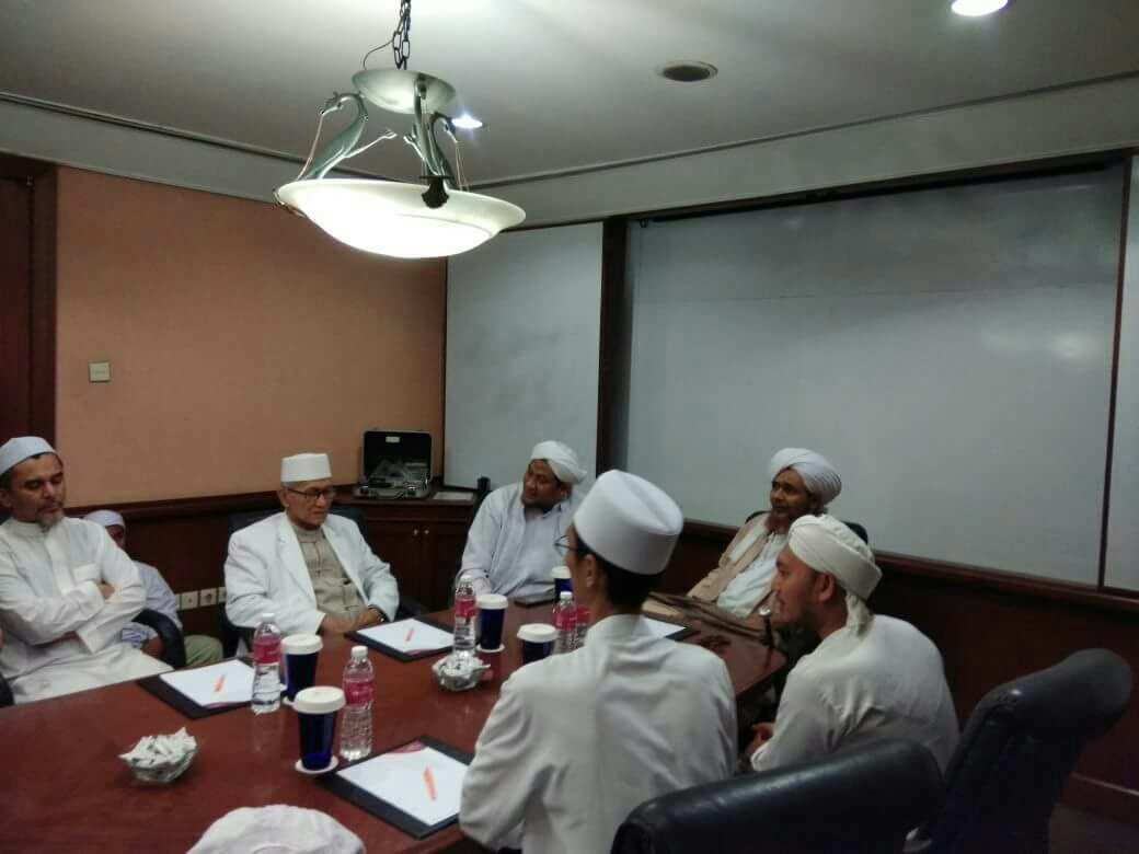 SILATURAHIM: KH Miftachul Akhyar, Wakil Rais Am PBNU, menerima kunjungan Habib Umar al-Hafidz di Jakarta. (foto: ist)