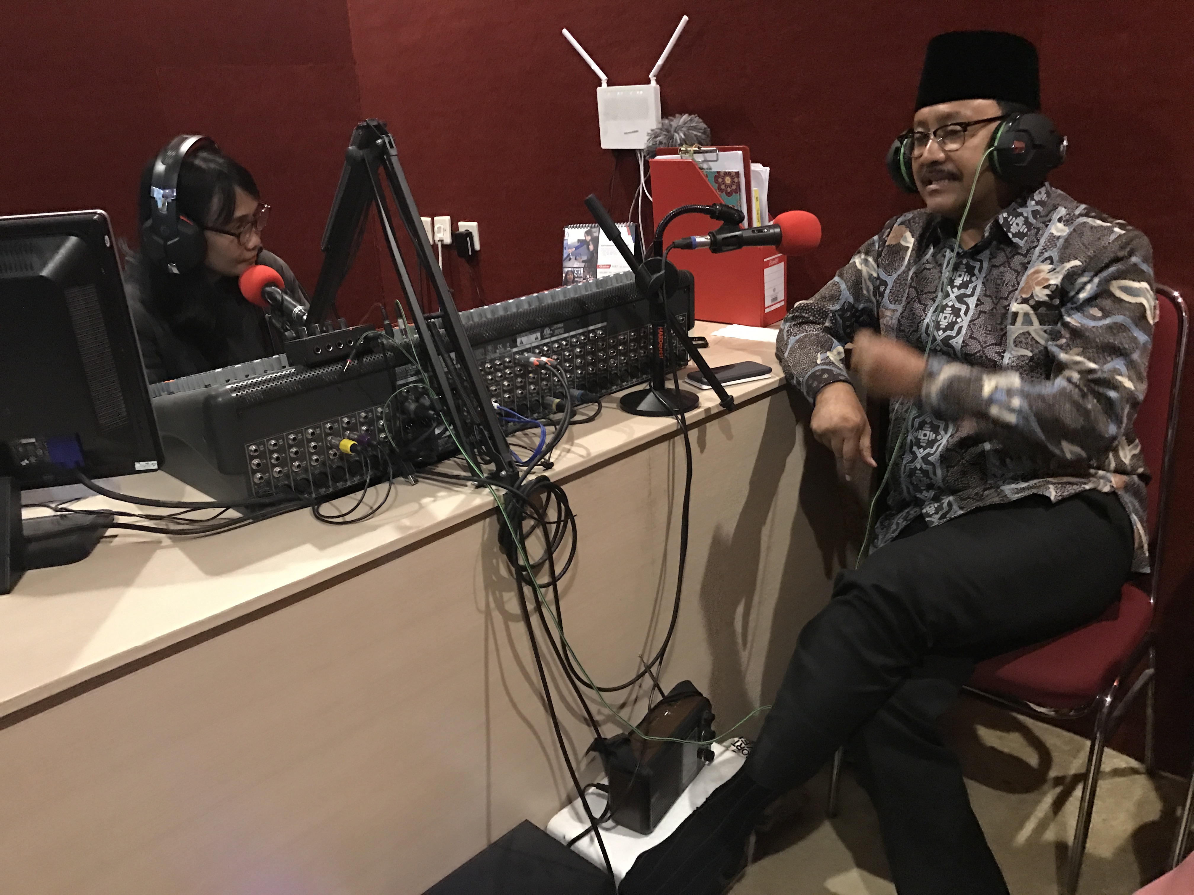 Cagub Jatim Saifullah Yusuf (Gus Ipul) ketika on air di radio PDIP Jatim, Rabu (18:10/2017).