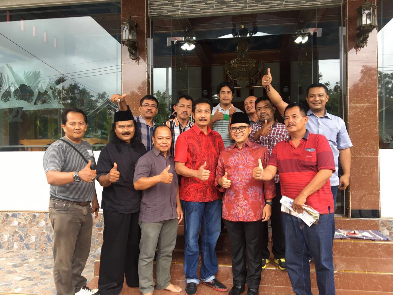 Calon Wakil Gubernur Jawa Timur Azwar Anas bersama para pengurus PDIP Tulungagung, Kamis (19/10/2017).