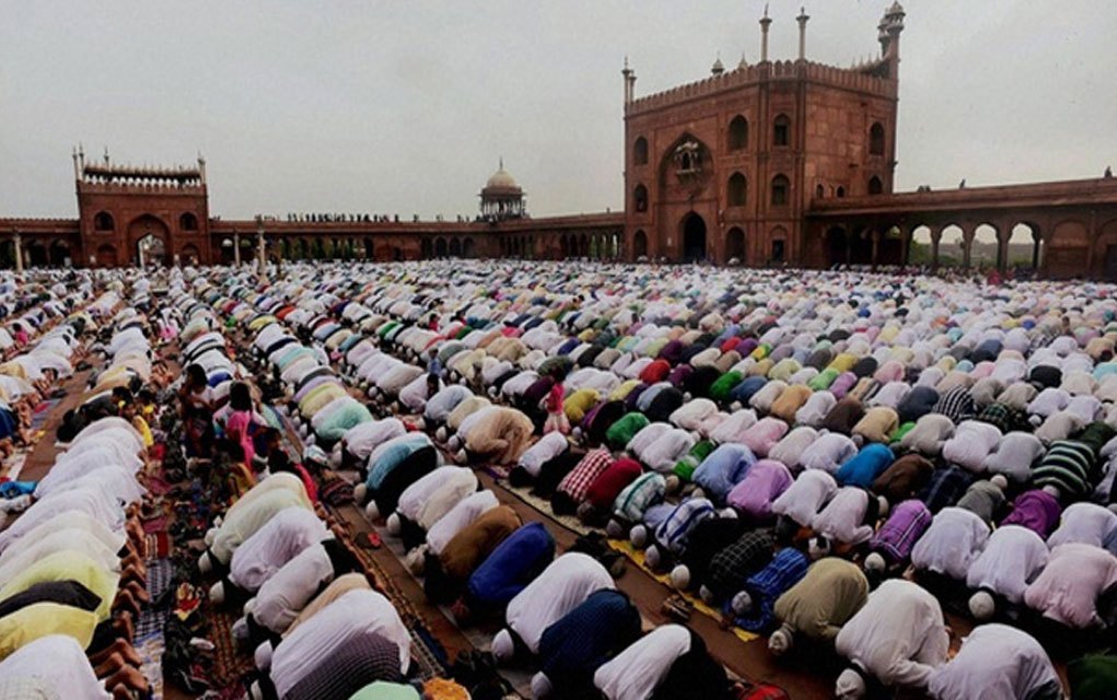 BERSAMA: Jamaah kaum Muslimin ketika melaksanakan Shalat di Masjid Jama', India. (foto: ist)