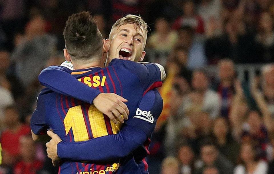  Gerard Deulofeu memeluk Messi usai mencetak gol pertamanya musim ini bersama Barcelona.  