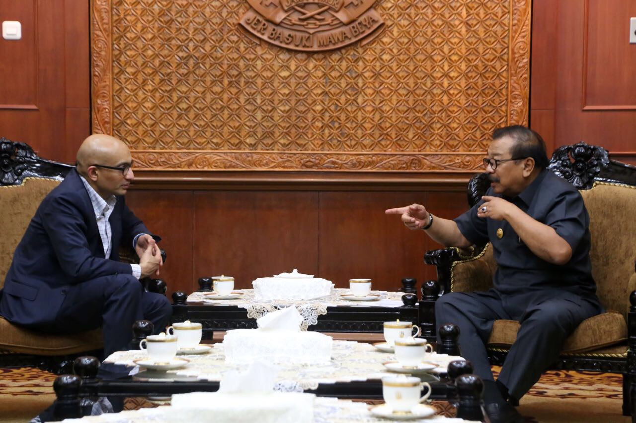 (Kanan) Gubernur Jatim Soekarwo bersama Dubes Singapura untuk Indonesia Anil Kumar Nayar di Grahadi, Senin (23/10/2017).