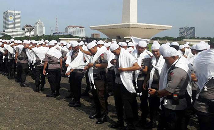 Pasukan Polda Metro Jaya bersorban, apel persiapan mengamankan aksi. (foto;okezone)