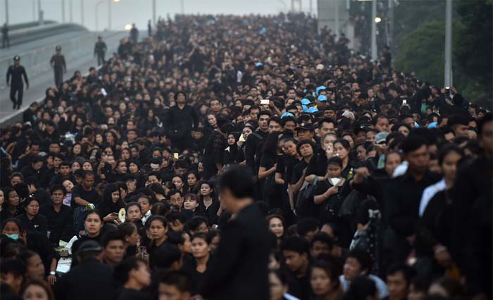  Massa yang berkabung menunggu prosesi kremasi mendiang Raja Thailand Bhumibol Adulyadej di Bangkok hari Kamis 26 Oktober 2017. Massa yang mengenakan pakaian berwarna hitam memadati persimpangan bersejarah sejak subuh jelang kremasi raja Bhumibol. (foto: afp)