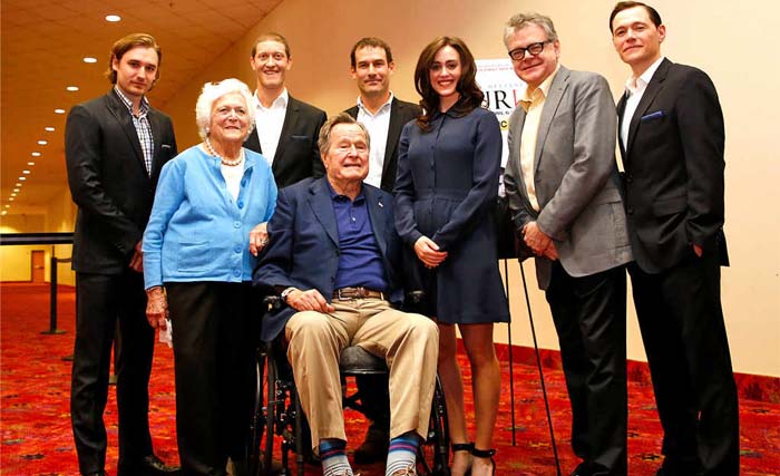 George HW Bush di kursi roda bersama istrinya di sebelah kiri, dan artis Heather Lind  di sebelah kanannya. (foto: aaron m. sprecher/invision) 