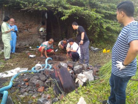 Polisi saat membongkar  sumur tua di Geluran, Sidoarjo, tempat ditemukannya tulang belulang yang diduga korban pembunuhan. foto:tribratanews.com
