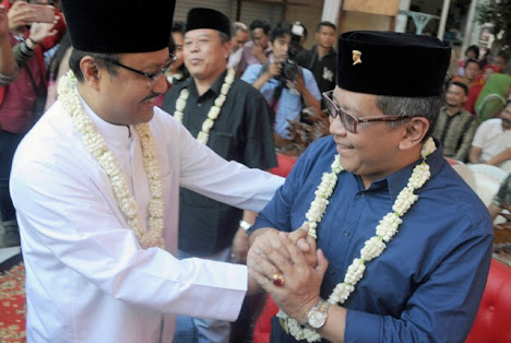 (kanan) Sekjen PDIP Hasto Kristianto bersama calon Gubernur Jatim Saifullah Yusuf (Gus Ipul)