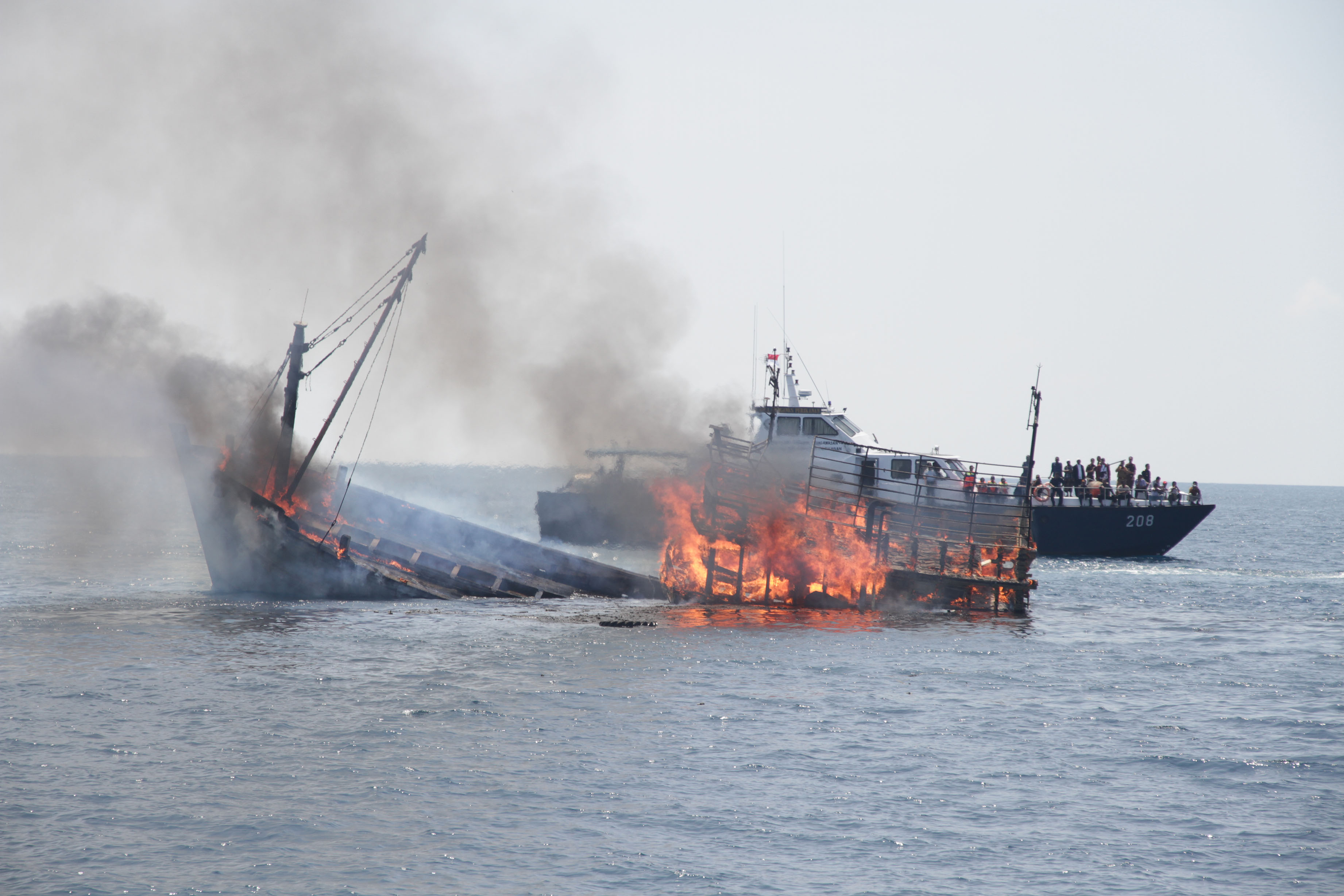 Penenggelaman kapal pelaku illegal fishing. (Foto: energibaik.com)
