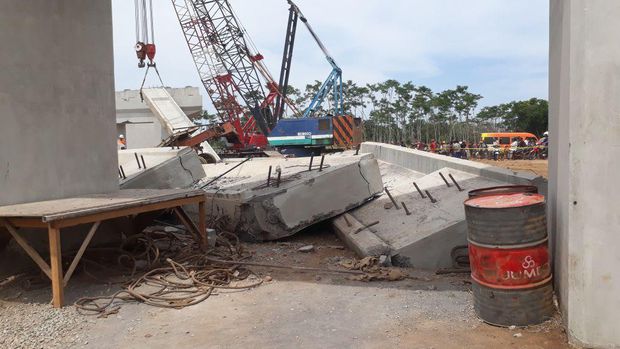 Konstruksi Tol Pasuruan-Probolinggo yang ambruk, Minggu (29/10/2017)