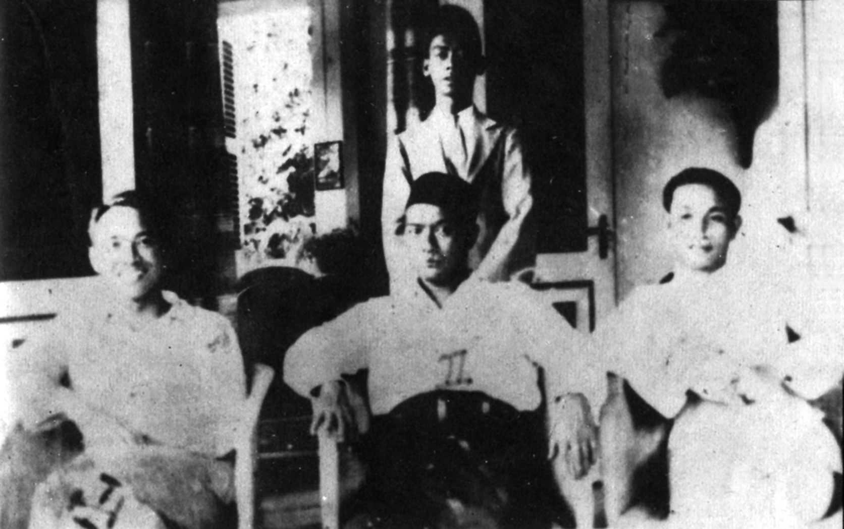 TENGAH: KH Mas Mansur (tengah) bersama Bung Karno dan seorang tokoh pergerakan. (foto: dok ngopibareng.id)
