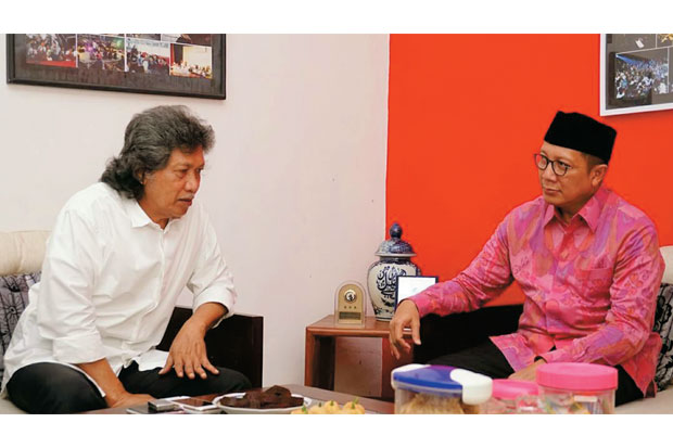 OBROLAN: Emha Ainun Nadjib bersama Lukman Hakim Saifuddin di Rumah Maiyah di kawasan Kadipiro, Yogyakarta. (foto: kemenag)