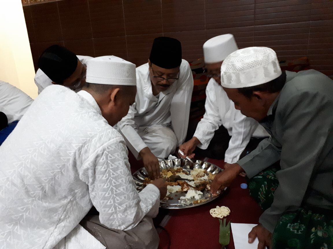 Para Gus bersama Cagub Jatim Saifullah Yusuf (Gus Ipul) makan bareng lesehan, Senin (30/10/2017).