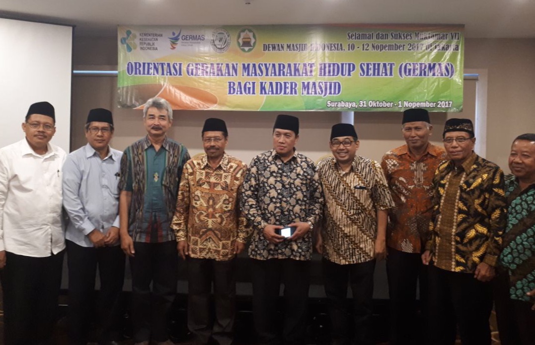 Sekjen PP DMI Imam Addaruqutni (tengah) bersama pengurus DMI Jatim dan Surabaya serta peserta Orientasi Germas di Surabaya.
