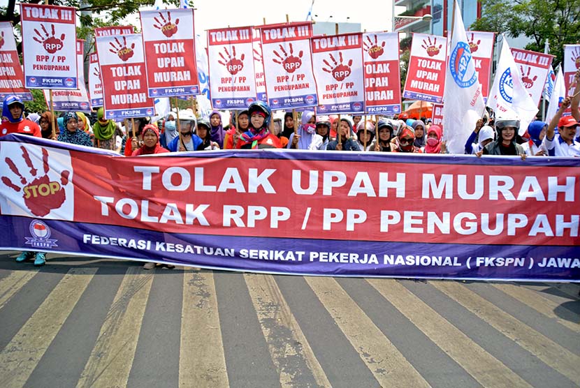 Ilustrasi unjuk rasa buruh menolak upah murah