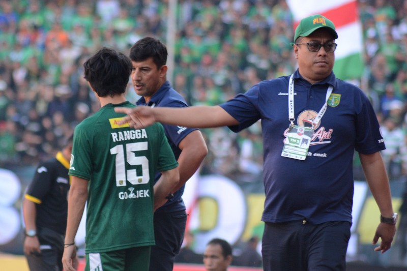 Manajer Persebaya, Chairul Basalamah saat mendampingi tim di babak penyisihan Liga 2.foto:ngopibareng.id