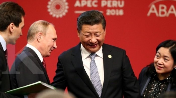 Presiden China Xi Jinping bersama Presiden Rusia Vladimir Putin dalam sebuah pertemuan bilateral.