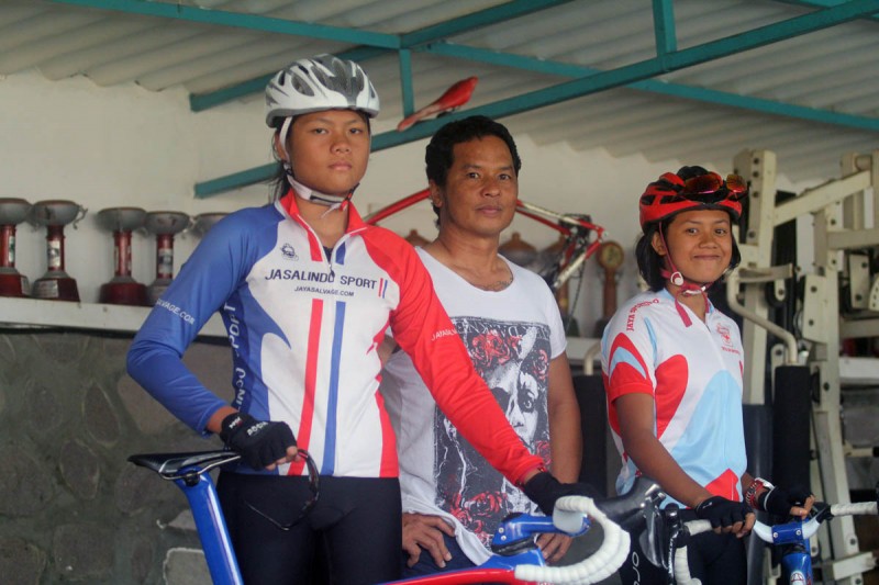 Ketua Pengprov FTI Jatim, Armand Van Kempen bersama dua atlet triathlon Jatim, Varra Dinda Adha dan Sabila Salsabil. foto:ngopibareng.id 