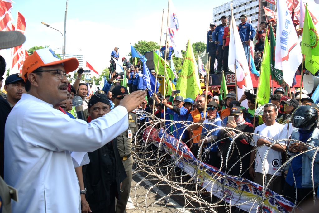 Gus Ipul saat menerima ribuan buruh dan sopir angkutan di depan Gedung Negara Grahadi Surabaya, Selasa, 31 Oktober 2017.