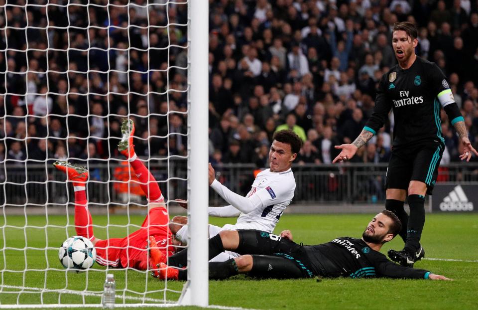Pemain Tottenham, Dele Alli mencocor bola menembus gawang Real Madrid. Gol ini  berbau kontroversi karena Alli sudah berdiri dalam posisi offside. 