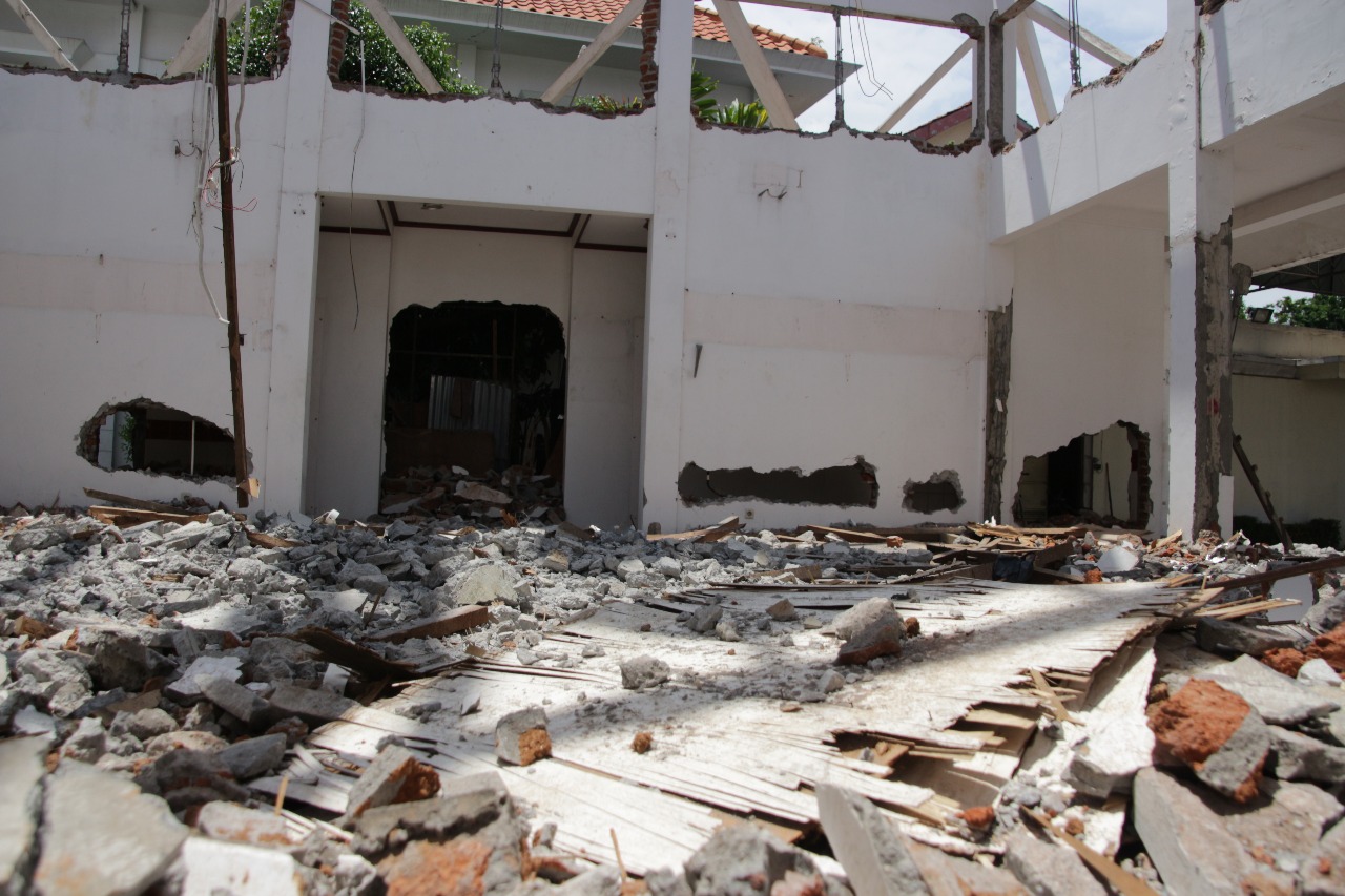 Majid Assakinah di komplek Balai Pemuda Surabaya, dibongkar untuk pembangunan gedung DPRD delapan lantai. (foto: farid)