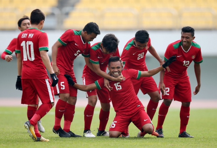 Pemain Indonesia merayakan gol pertama ke gawang Timor Leste yang dicetak Radil Samdani dalam ajang Kualaifikasi Piala Asia, Kamis (2/11) 