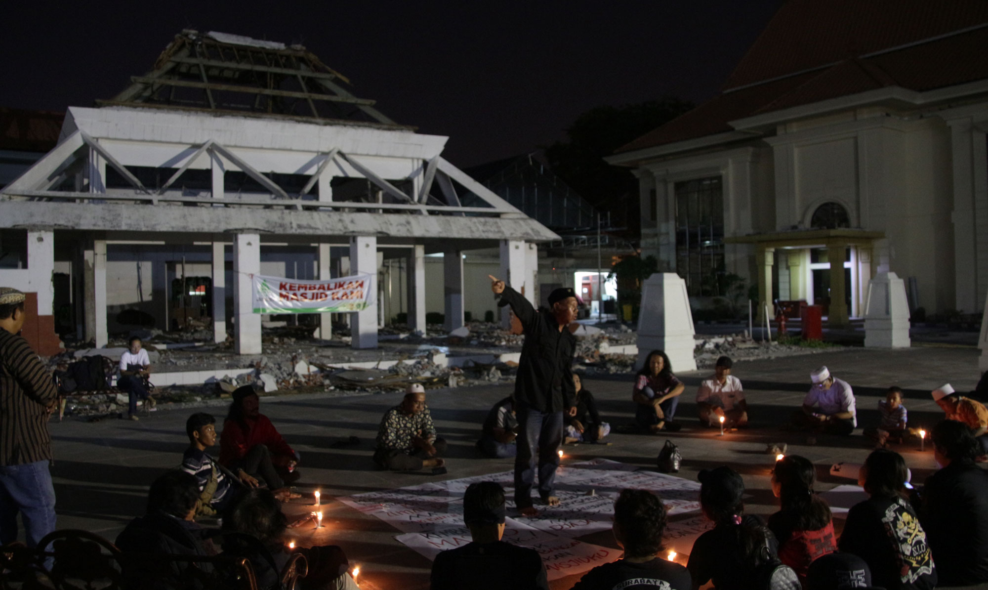 Istighosah dan Tahlil keprihatinan, digelar KBRS sebagai reaksi atas dibongkarnya Masjid Assakinah Balai Pemuda Surabaya, Kamis, 2 November 2017. (Foto: farid) 
