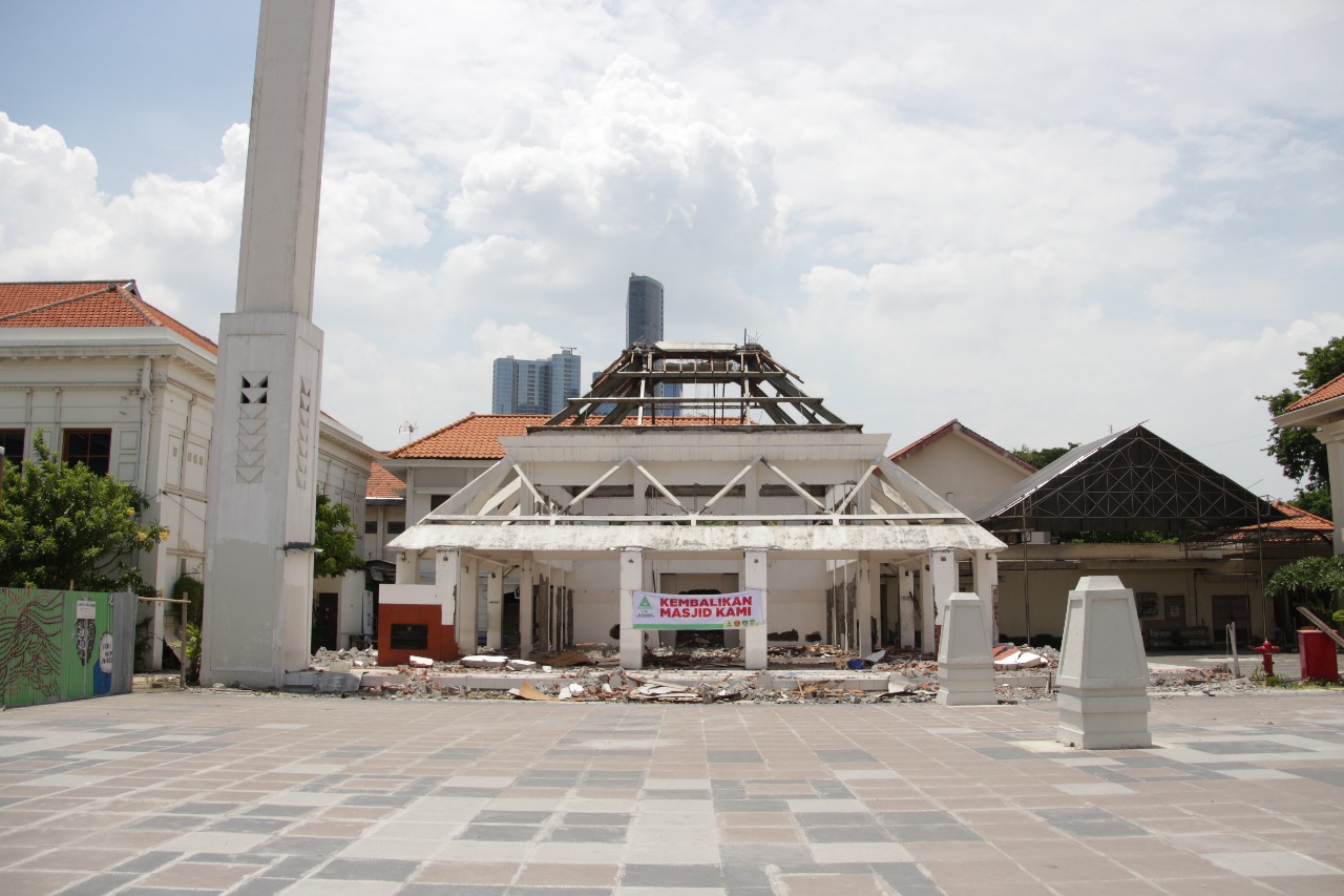 Masjid Assakinah di komplek Balai Pemuda Surabaya. Dirobohkan untuk  proyek Gedung DPRD Surabaya. (foto: yit)