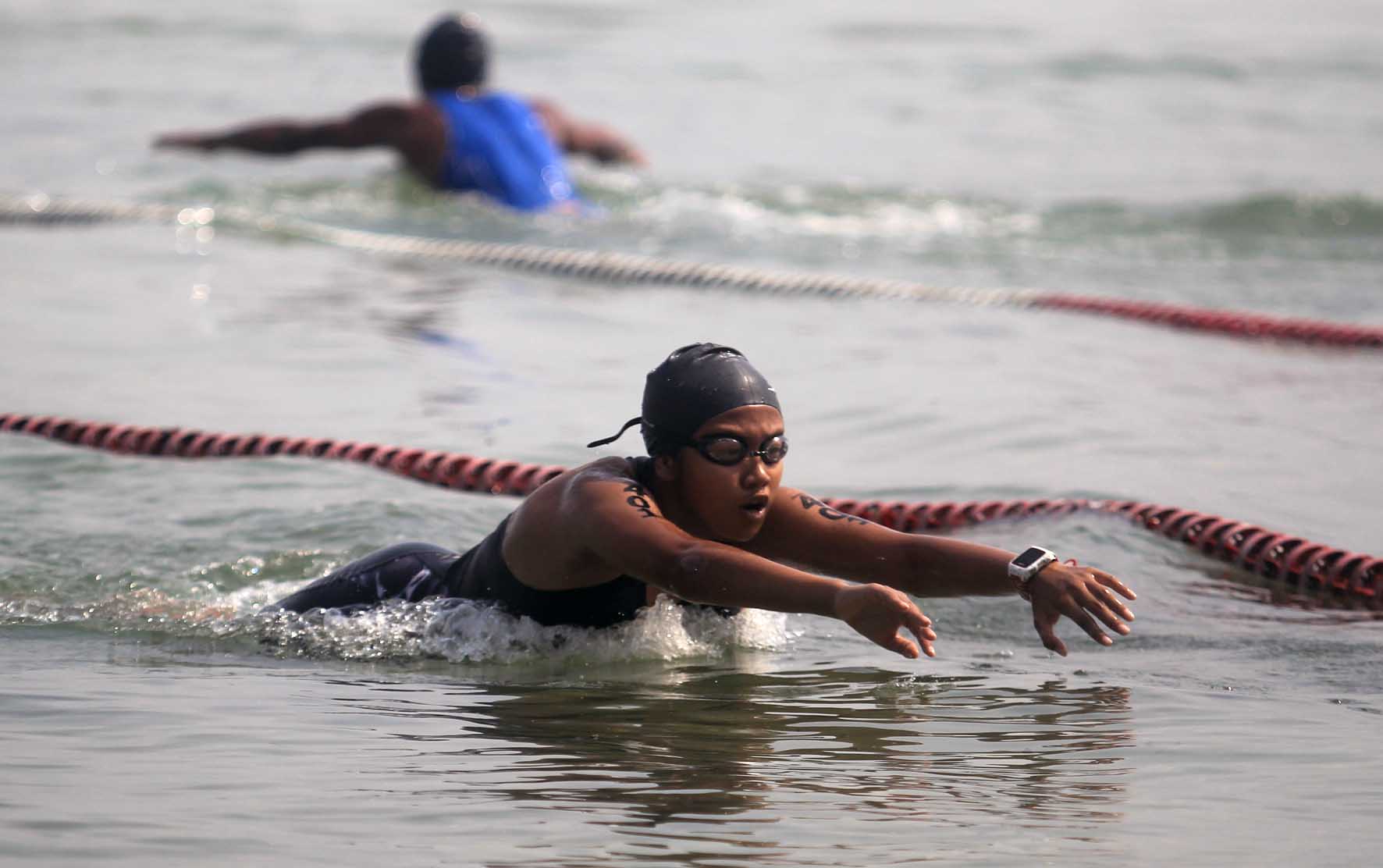 Atlet Triathlon Jatim, Varra Dinda Adha saat berenang di Pantai Bandengan Jepara dalam ajang Kejurnas  