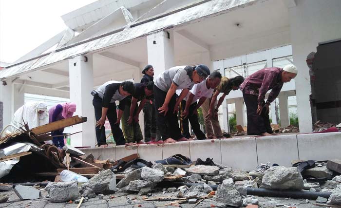 Solat Dhuhur berjamaah di reruntuhan masjid Assakinah komplek Balai Pemuda Surabaya, hari Minggu 5 November siang. (foto: din)