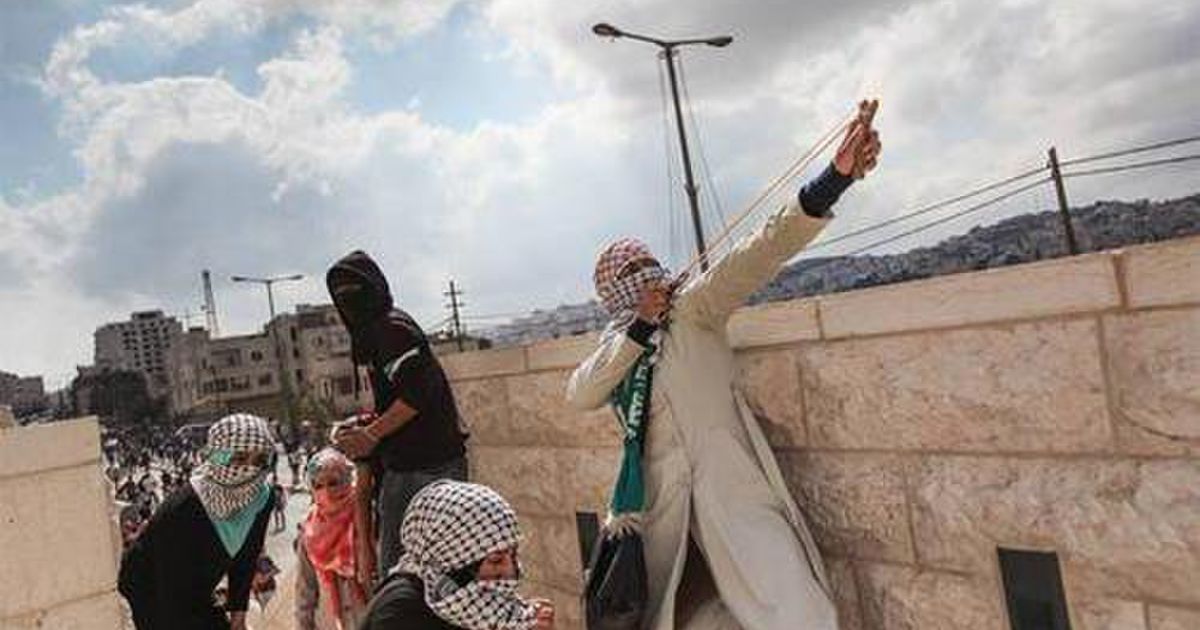 PERJUANGAN: Rakyat Palestina menunjukkan perlawanan pada penindasan. (foto: ist)