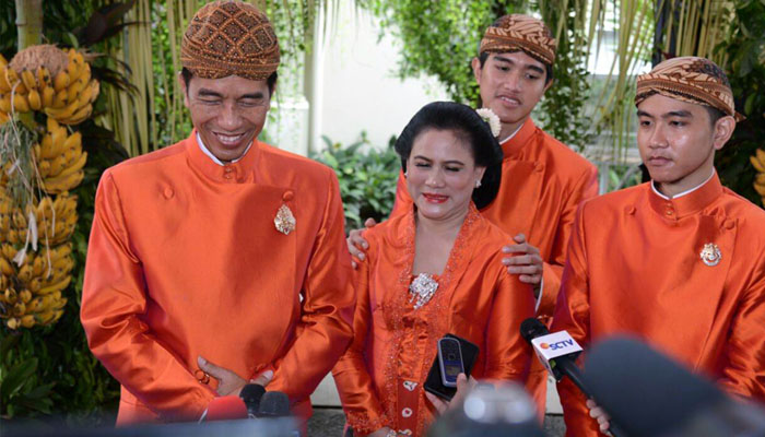 Presiden Joko Widodo bersama keluarga saat prosesi siraman pernikahan Kahiyang Putri, Selasa (7/11).